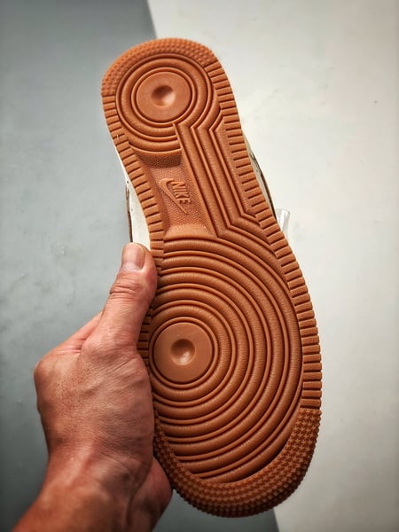 LV x Air Force 1 Low Creme e Castanho - Vista 5