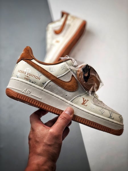 LV x Air Force 1 Low Creme e Castanho - Vista 8