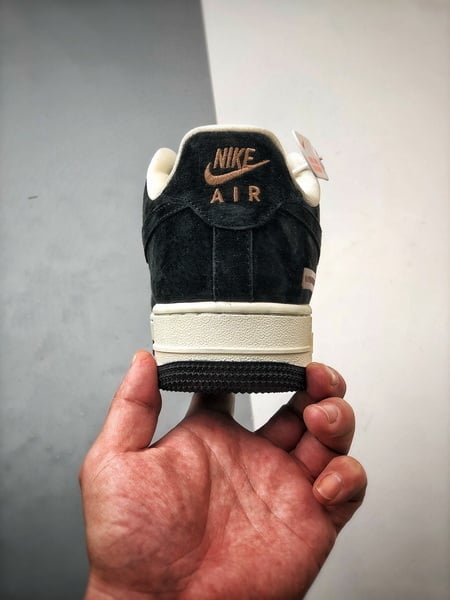 LV x Air Force 1 Low Creme e Preto - Vista 3