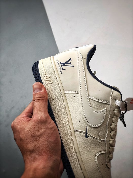 LV x Air Force 1 Low 3M Branco e Azul Escuro Refletivo - Vista 2