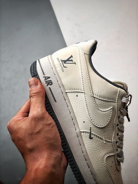 LV x Air Force 1 Low 3M Branco e Cinza - Vista 2