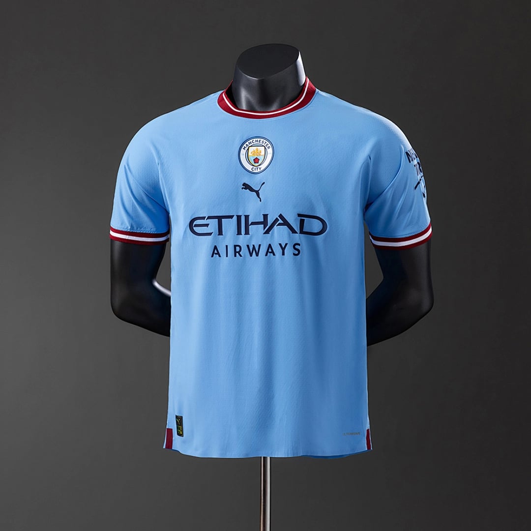 Camisola Principal do Manchester City 2022/2023 (Retro, Versao Jogador) - Vista 1