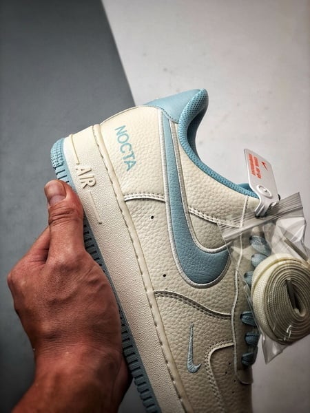 NOCTA x Air Force 1 Low Marfim e Azul Gelo - Vista 2