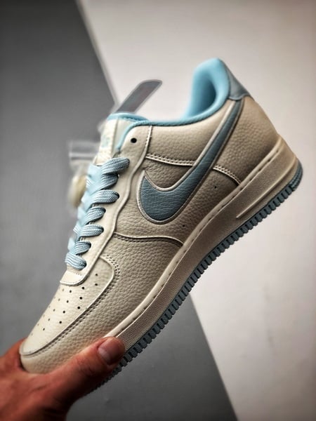 NOCTA x Air Force 1 Low Marfim e Azul Gelo - Vista 5