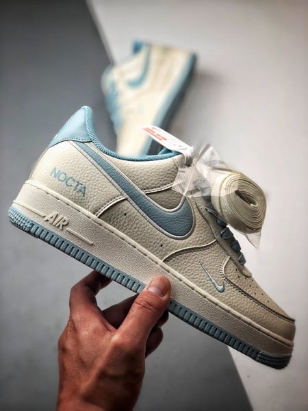 NOCTA x Air Force 1 Low Marfim e Azul Gelo - Vista 7