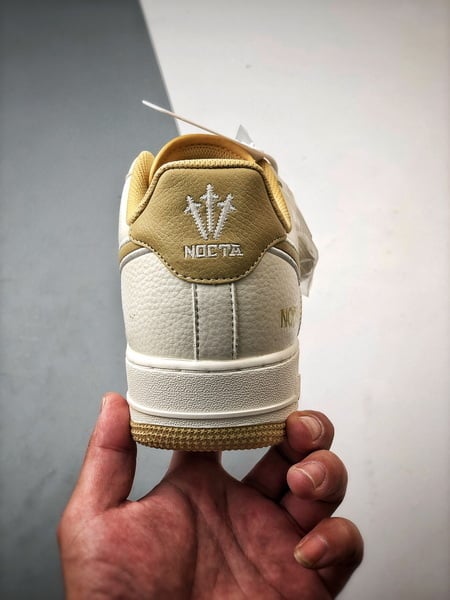 NOCTA x Air Force 1 Low Creme e Caqui - Vista 3
