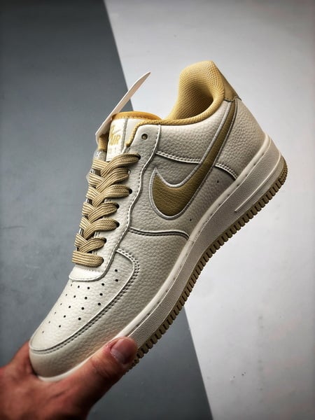 NOCTA x Air Force 1 Low Creme e Caqui - Vista 5
