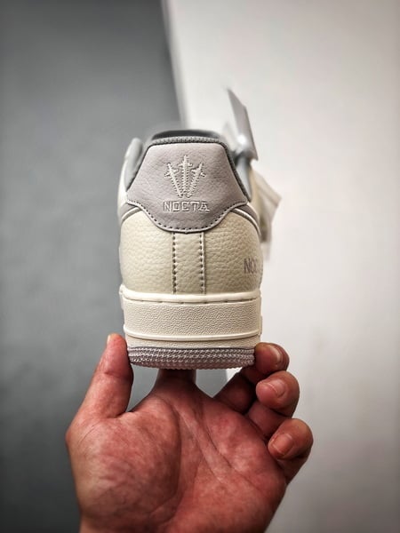 NOCTA x Air Force 1 Low Creme e Cinza - Vista 3