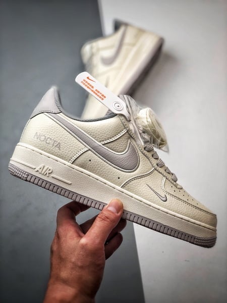 NOCTA x Air Force 1 Low Creme e Cinza - Vista 7