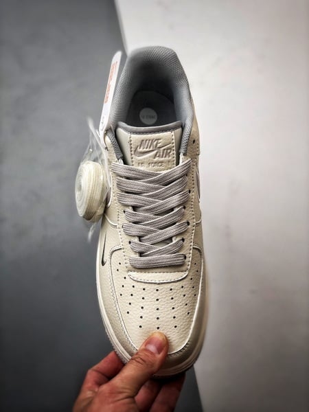 NOCTA x Air Force 1 Low Creme e Cinza - Vista 9