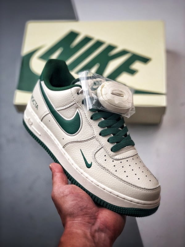 NOCTA x Air Force 1 Low Creme e Verde - Vista 1