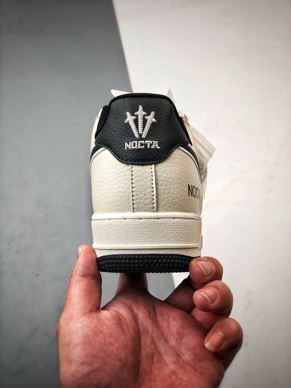 NOCTA x Air Force 1 Low Creme e Preto - Vista 3