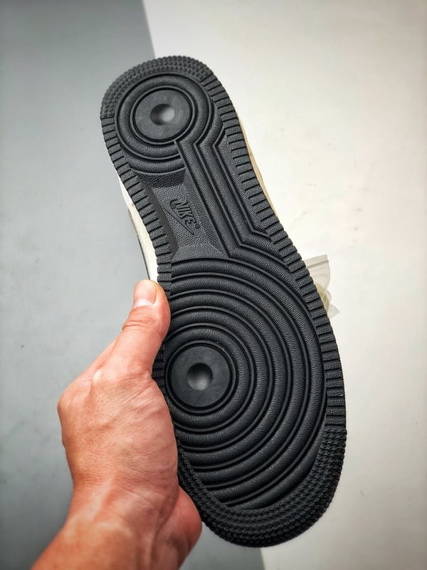 NOCTA x Air Force 1 Low Creme e Preto - Vista 4