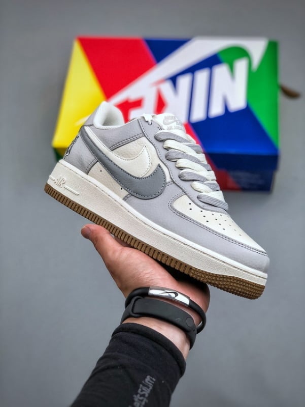 Nike Air Force 1 Low 07 Cinza e Branco Duplo Swoosh - Vista 1