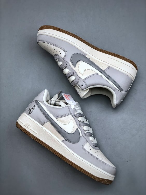Nike Air Force 1 Low 07 Cinza e Branco Duplo Swoosh - Vista 2