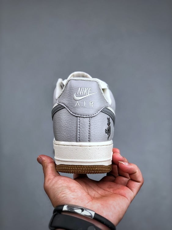Nike Air Force 1 Low 07 Cinza e Branco Duplo Swoosh - Vista 4