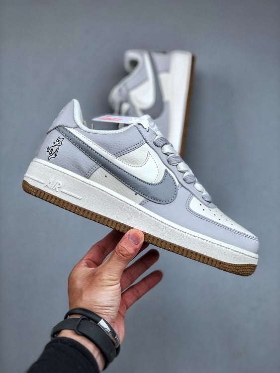 Nike Air Force 1 Low 07 Cinza e Branco Duplo Swoosh - Vista 7