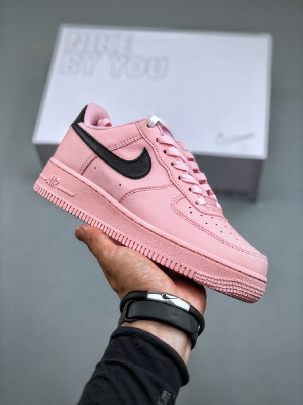 Nike Air Force 1 Low 07 Rosa com Swoosh Preto - Vista 1
