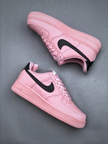Nike Air Force 1 Low 07 Rosa com Swoosh Preto - Vista 2