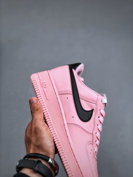 Nike Air Force 1 Low 07 Rosa com Swoosh Preto - Vista 5