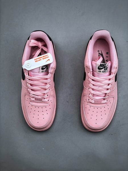 Nike Air Force 1 Low 07 Rosa com Swoosh Preto - Vista 6