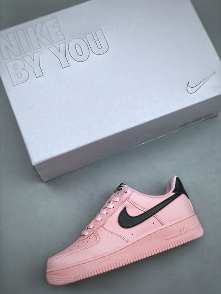 Nike Air Force 1 Low 07 Rosa com Swoosh Preto - Vista 8