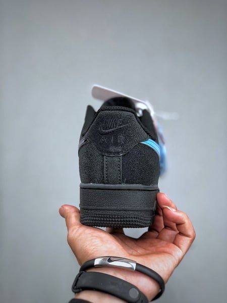 Nike Air Force 1 Low Preto com Swoosh Azul - Vista 4