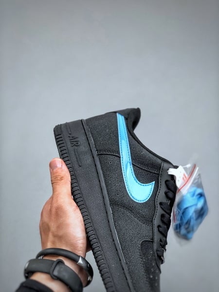 Nike Air Force 1 Low Preto com Swoosh Azul - Vista 5