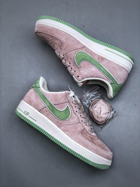 Nike Air Force 1 Low 07 x Otomo Katsuhiro Verde e Rosa - Vista 2