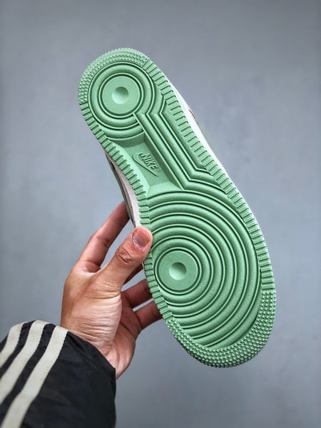 Nike Air Force 1 Low 07 x Otomo Katsuhiro Verde e Rosa - Vista 3