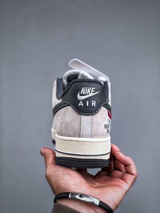 Nike AF1 Low 07 Colaboração The North Face x Supreme - Vista 4