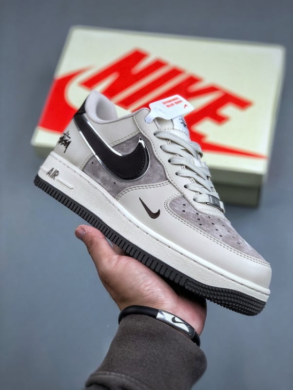 Nike Air Force 1 '07 Low Colaboração Stüssy Castanho - Vista 1