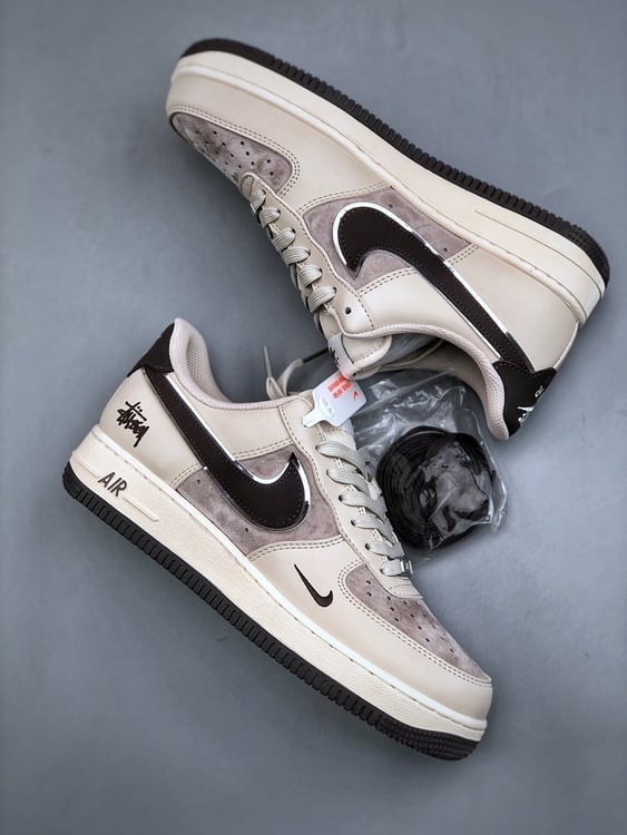 Nike Air Force 1 '07 Low Colaboração Stüssy Castanho - Vista 2
