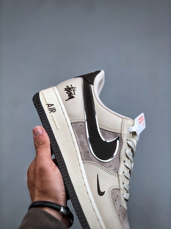 Nike Air Force 1 '07 Low Colaboração Stüssy Castanho - Vista 5