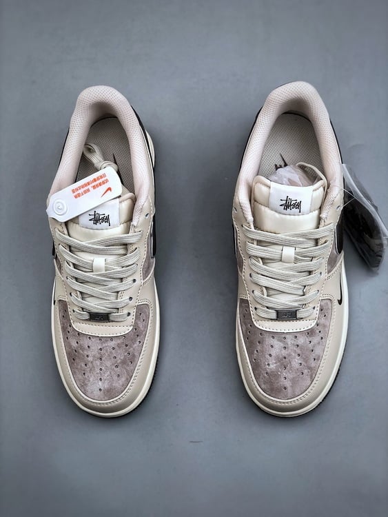 Nike Air Force 1 '07 Low Colaboração Stüssy Castanho - Vista 6