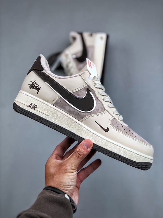 Nike Air Force 1 '07 Low Colaboração Stüssy Castanho - Vista 7