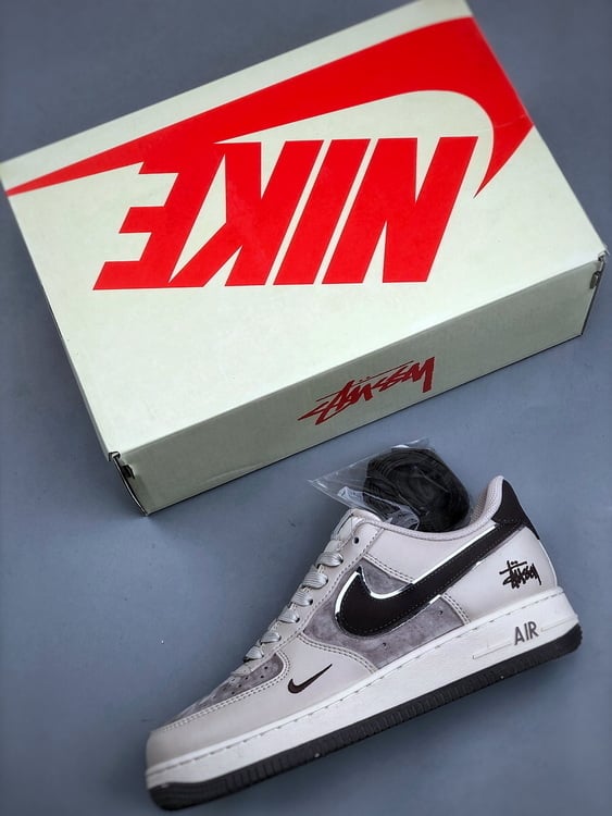 Nike Air Force 1 '07 Low Colaboração Stüssy Castanho - Vista 8