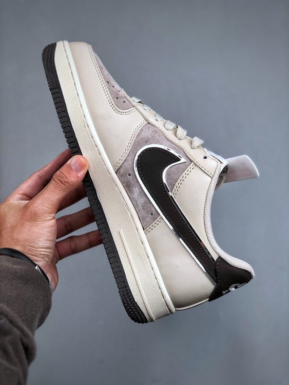 Nike Air Force 1 '07 Low Colaboração Stüssy Castanho - Vista 9