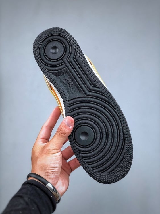 Nike Air Force 1 Low Camurça Bege e Castanho - Vista 3