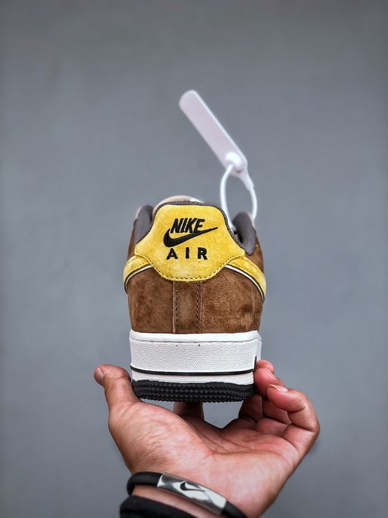 Nike Air Force 1 Low Camurça Bege e Castanho - Vista 4