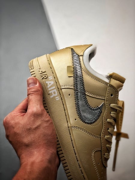 Off-White x Air Force 1 Low Dourado - Vista 2