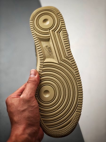 Off-White x Air Force 1 Low Dourado - Vista 4