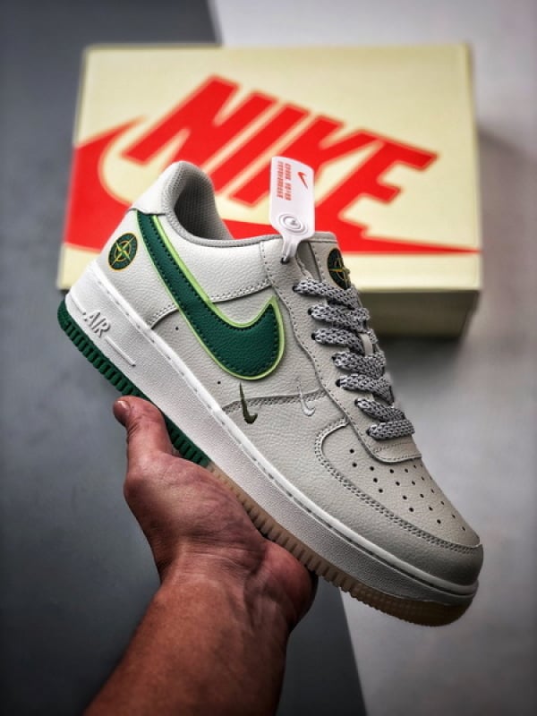 Stone Island x Air Force 1 Low Bege, Verde e Reflexo - Vista 1