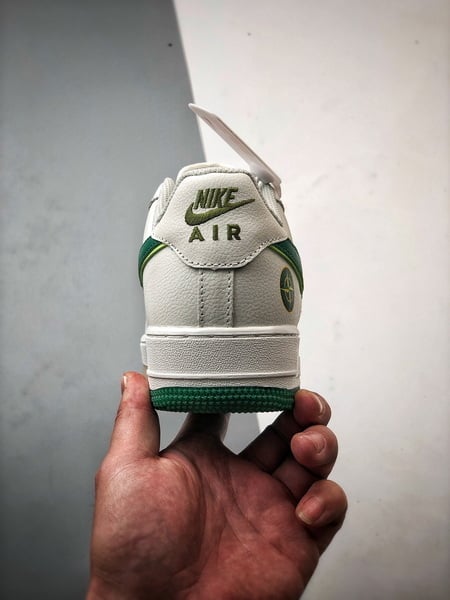 Stone Island x Air Force 1 Low Bege, Verde e Reflexo - Vista 3