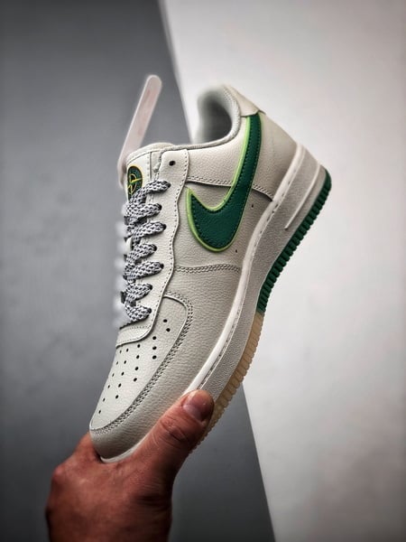 Stone Island x Air Force 1 Low Bege, Verde e Reflexo - Vista 5