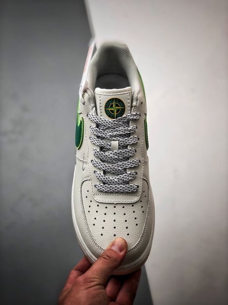 Stone Island x Air Force 1 Low Bege, Verde e Reflexo - Vista 9