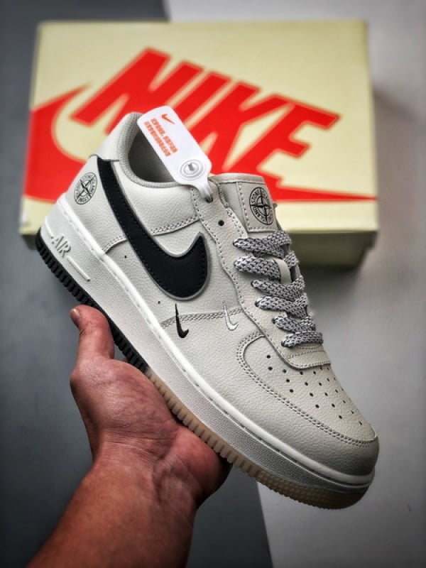 Stone Island x Air Force 1 Low Bege, Branco e Preto Reflexo - Vista 1