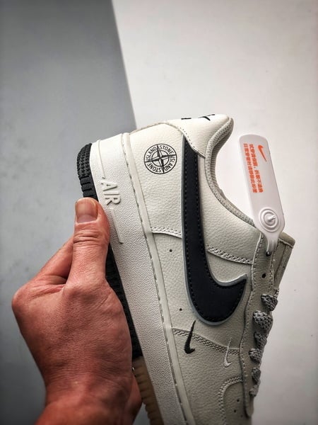 Stone Island x Air Force 1 Low Bege, Branco e Preto Reflexo - Vista 3