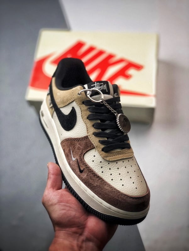 Stüssy x Air Force 1 Low Branco, Castanho e Preto