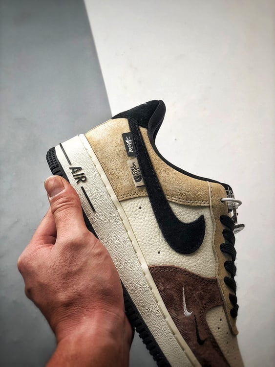 Stüssy x Air Force 1 Low Branco, Castanho e Preto - Vista 2